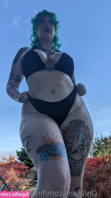 finchgallows - The ass to waist ratio goes crazy  Humpday