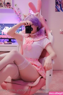 Alina Kim [ alina-kim ] - My feet enjoy a good bubble bath
