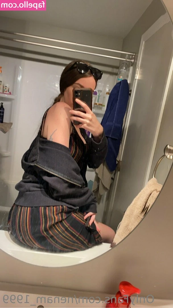 grlnxtdr_1999 [ grlnxtdr-1999 ] - What’s better than ass, feet and games? 🦶🏼🍑🎮