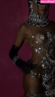 Sabrina Sato [ sabrina-sato ] - Do you want to do a little dance with me  Maybe with your face