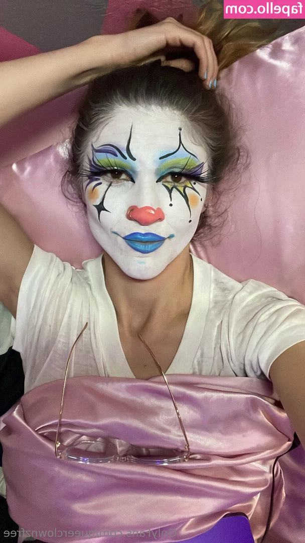 queerclownzfree - Would you like to spread my legs? 😅