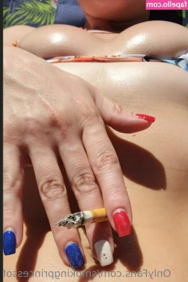 smokingprincessof - The only way to balance these restricting jeans is a plunging