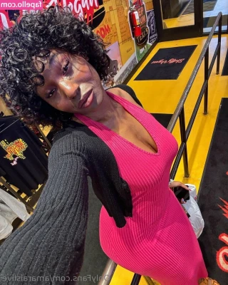 amaraislive - Hi  Aquí un poco de mí  Deja en los comentarios que quieres ver en