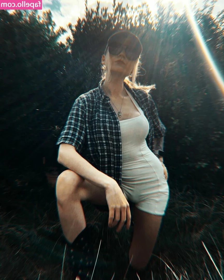 Janet Devlin [ janet-devlin ] - 30weeks and so huge! Come watch me be a domestic goddess as I iron