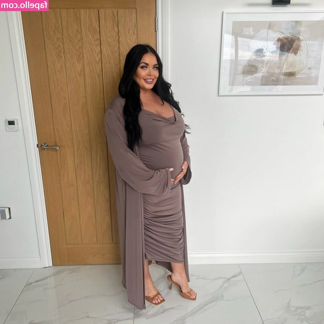 Scarlett Moffatt [ scarlett-moffatt ] - Humm hubby is licking my pussy and my asshole all clean of Logan s 