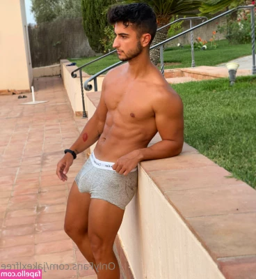 exoticboyfree - I can make a space for you in my bed 🙈🥰