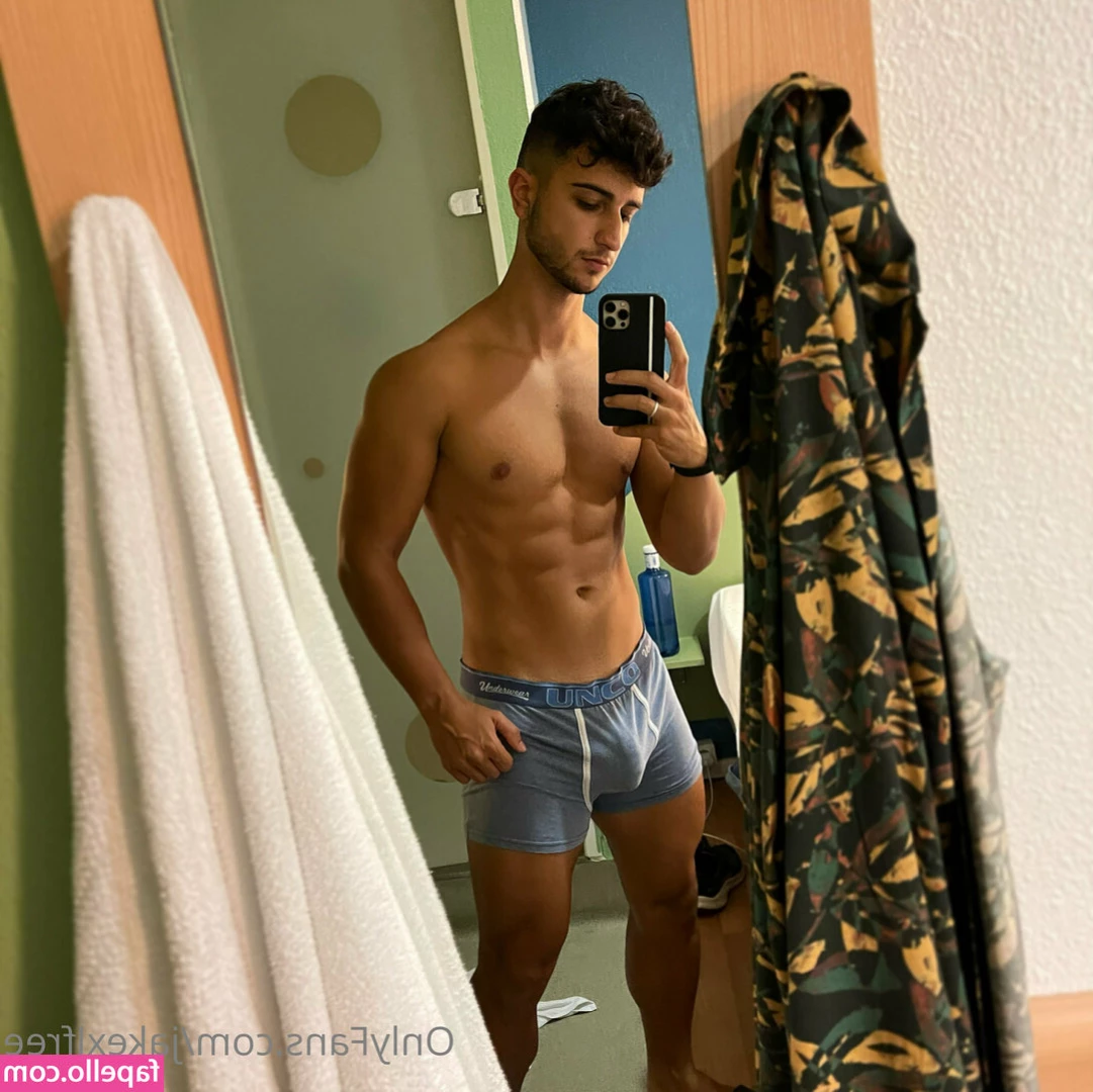 exoticboyfree - no pants required, just u and ur big fat dick in me😋