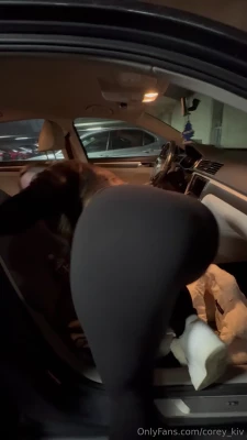 corey_kiv [ corey-kiv ] - hoy estaba aburrido y me puse a jugar un poco con mi colita y con mi