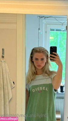 u49980469 - here is a little selfie love with wet hair  P