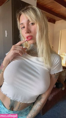 littleluzz - Its getting hot on here so take off all your clothes