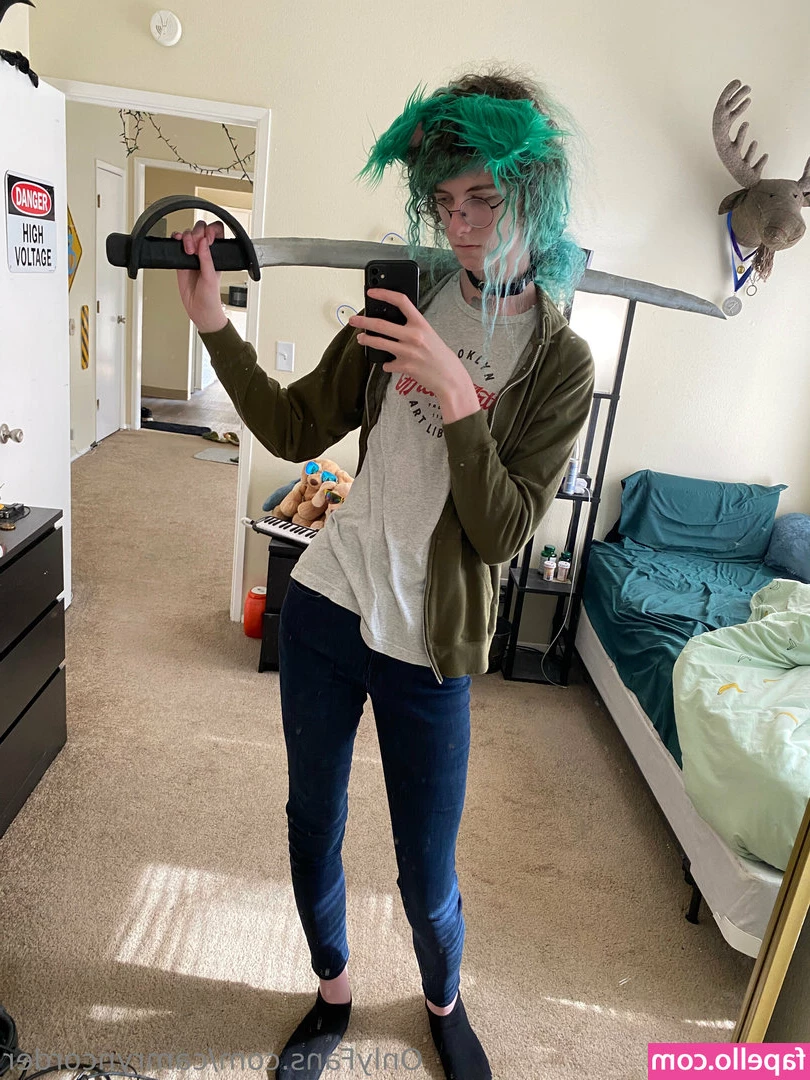 camryncorder - Come closer