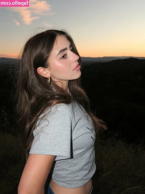 Avia Butler [ avia-butler ] - Booty & feet 🦶🏼 💕