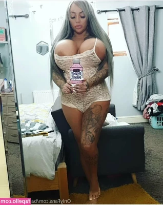 bigbustyblondeuk - Confidence is rocking your natural beauty with a smile. 😊