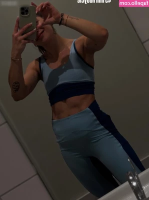 Jana Wosnitza [ jana-wosnitza ] - I'm wet rn 😱😱 Check your messages babe xx