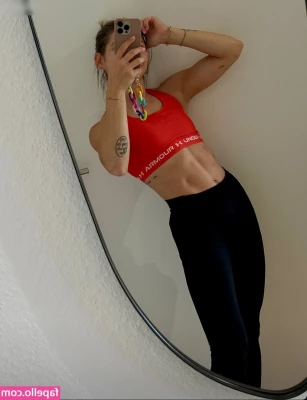 Jana Wosnitza [ jana-wosnitza ] - Plenty of room for 2 😘