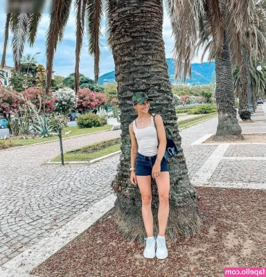Jana Wosnitza [ jana-wosnitza ] - I have more to show you