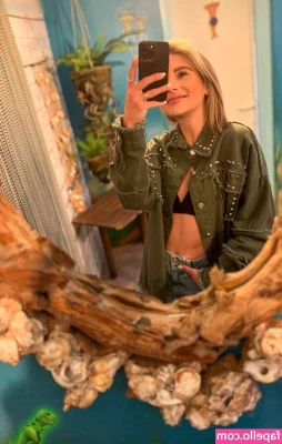 Jana Wosnitza [ jana-wosnitza ] - im feeling alone right now  care to join me