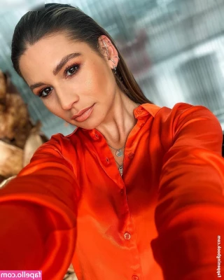 Jana Wosnitza [ jana-wosnitza ] - Do you like my vacuum pose?