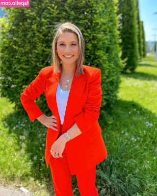 Jana Wosnitza [ jana-wosnitza ] - does this look good on me?