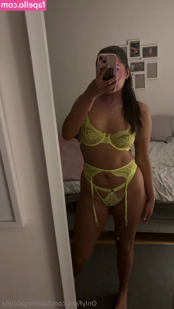 baddiegabriela - Which hole would you fuck