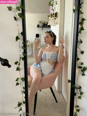 amjulia - Who wants to see this ass get fucked