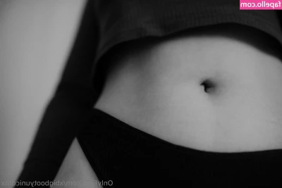 xBigBootyUnicornX - Playing with my lil pussy hole this evening :)