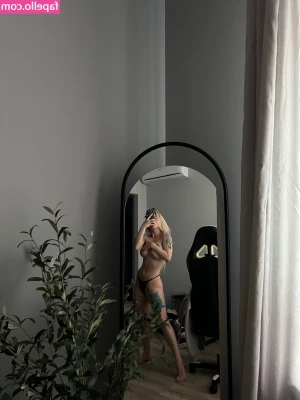 Sorabi - Who wants to play videogame with me naked like this?😇 Qui veut