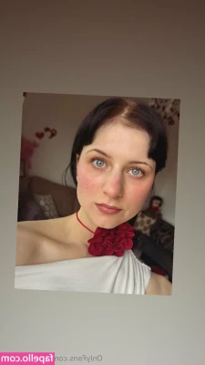 goldielocksie - come closer  you ll enjoy the view