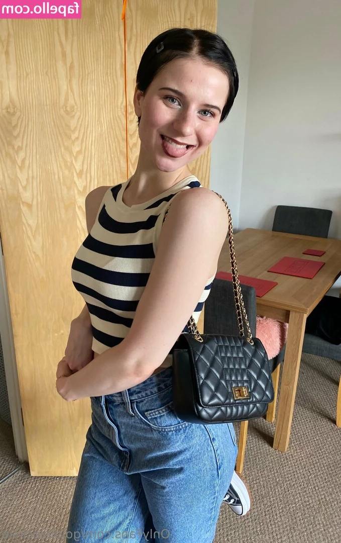 goldielocksie - Good Morning  Who wants to play around this morning  DM ME