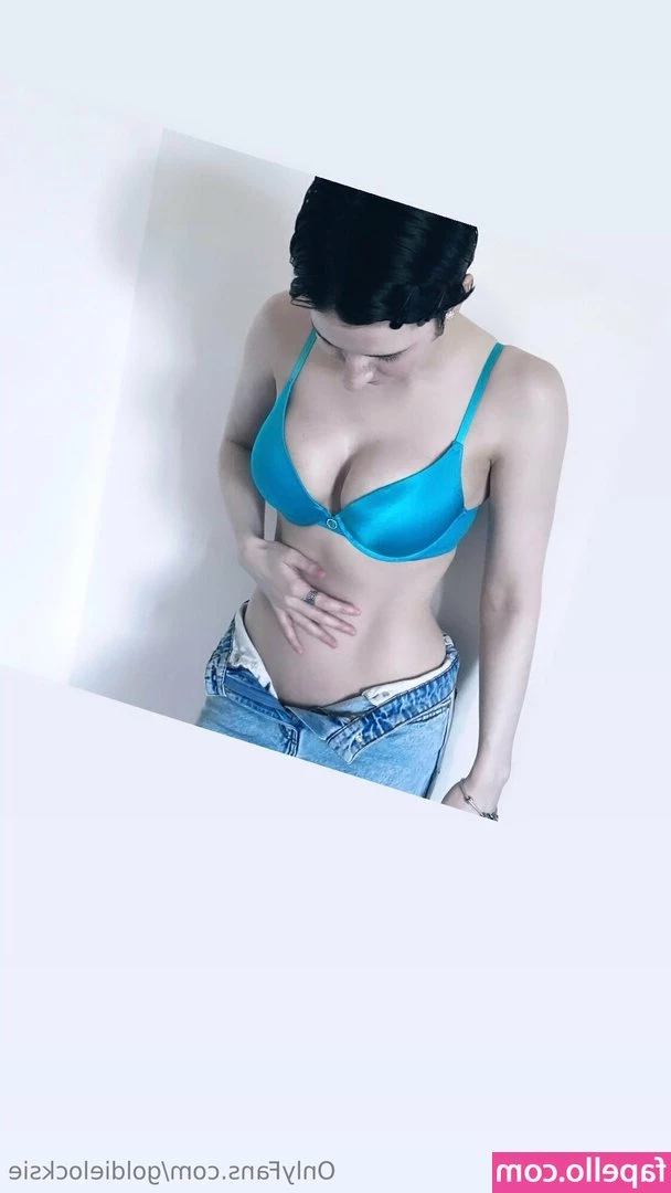 goldielocksie - Waiting for presents   from all the OF girls who ve called me daddy