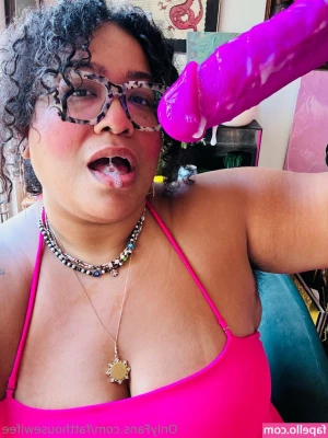 fatthousewifee - I m not paying attention  write to me