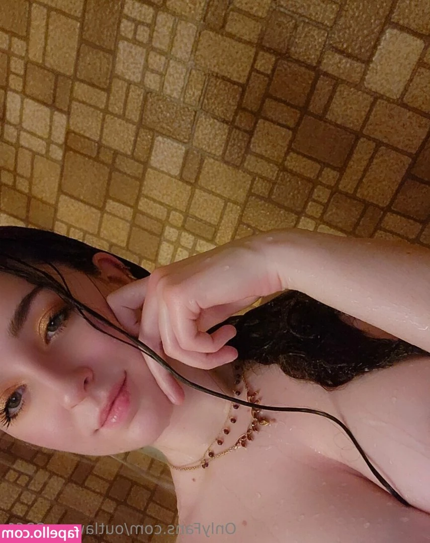 outlawace2261 - Im holding the phone while he fucks me.. Grinding up on that dick.