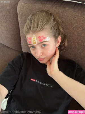 Malá Holčička [ mal-holika ] - Wouldn’t you just love to unwrap me😈