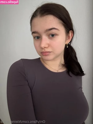 Malá Holčička [ mal-holika ] - Kiss me hello from behind 🍑