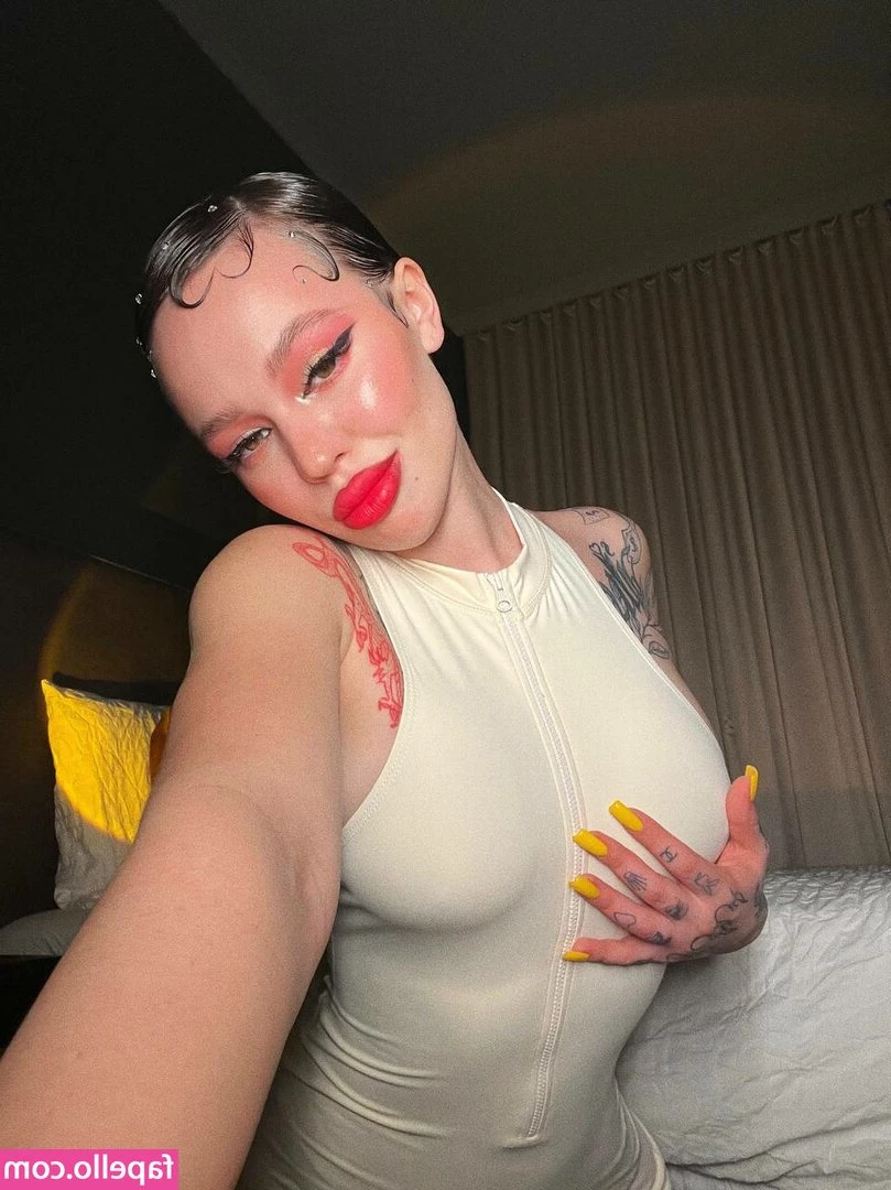 Instasamka - Flexing in a store bathroom 🤫