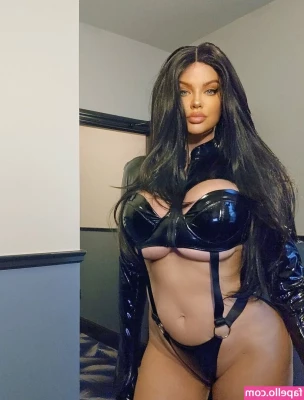 danahammofficial - I love a tight little black dress moment