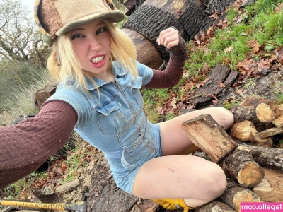 Belle Delphine [ belle-delphine-11 ] - Happy Friday!! Solo video #4 for anyone who'd like it! 🤭 Like,