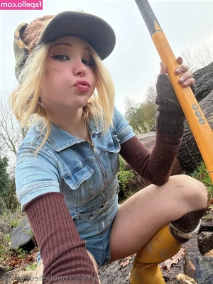 Belle Delphine [ belle-delphine-11 ] - I let my stepson taste some pussy baby! Wanna see? 😜 new video