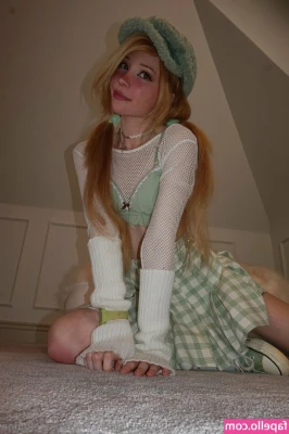 Belle Delphine [ belle-delphine-11 ] - Gains gone to the booty?