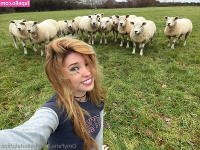 Belle Delphine [ belle-delphine-11 ] - Get yourself a girl that sends you pics like this ❤️