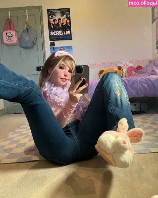 Belle Delphine [ belle-delphine-11 ] - Love  This is the shortest way from one heart to another  a straight
