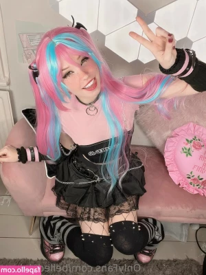 Belle Delphine [ belle-delphine-11 ] - How nice   when they make me suck and at the same time they give it