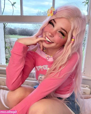 Belle Delphine [ belle-delphine-11 ] - Hi  Slide into my dms I m lonely