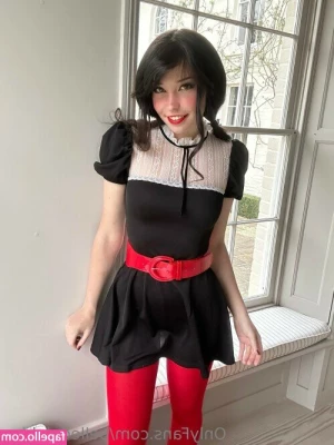 Belle Delphine [ belle-delphine-11 ] - Come chill with me in the garden! 💙 Coffee and foot rubs please!