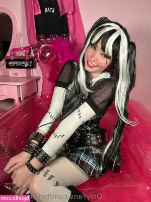 Belle Delphine [ belle-delphine-11 ] - On your knees tiny fleas