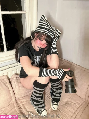 Belle Delphine [ belle-delphine-11 ] - what would you do if i was on the floor like this   o