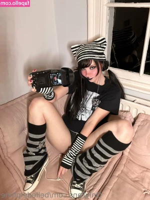 Belle Delphine [ belle-delphine-11 ] - Soooo are you just gonna stare or are you gonna spoil me too
