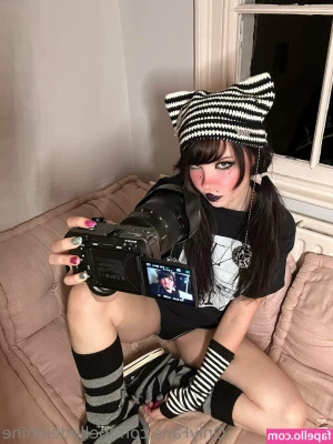 Belle Delphine [ belle-delphine-11 ] - I just wanna see who really pay for this shi this gone be too funny