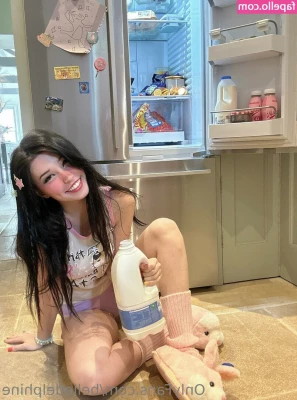 Belle Delphine [ belle-delphine-11 ] - Do you like the movement of my hips🍑? Especially when they are
