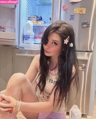 Belle Delphine [ belle-delphine-11 ] - i think that red suits me really good